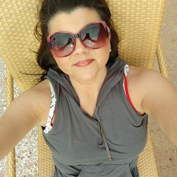 Meet your Posher, Beth - Picture 1 of 1